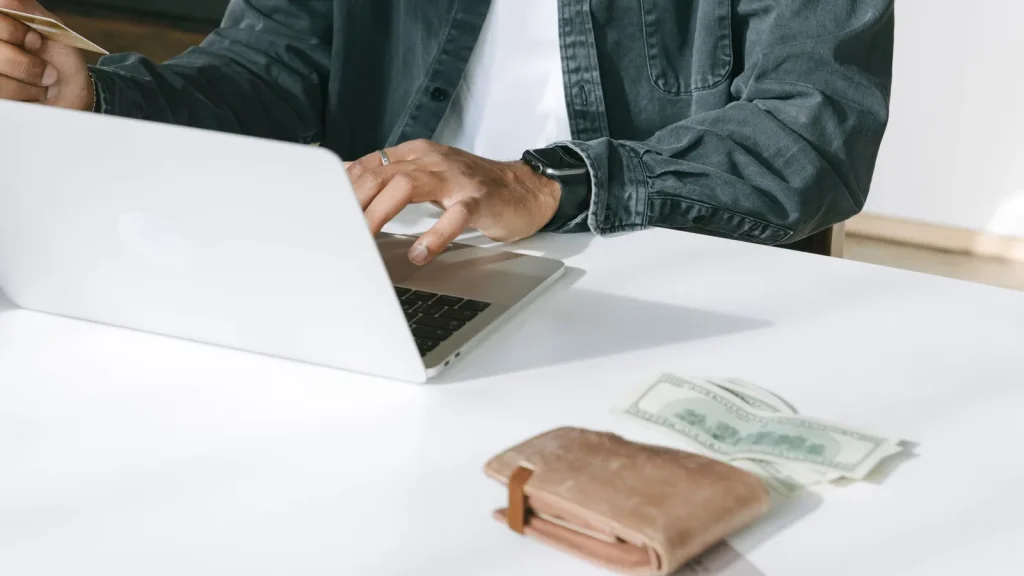 Autónomo revisando su cuota y previsión financiera.