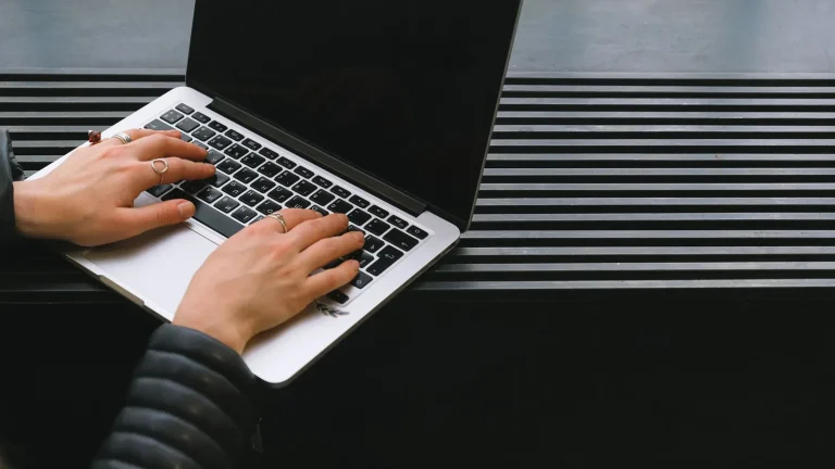 Facturar a clientes extranjeros como freelancer: qué datos debe soportar tu software