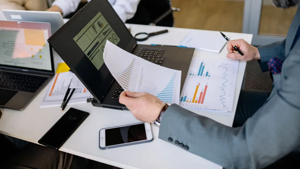 Profesionales revisando facturas vencidas y datos de cobro en una oficina