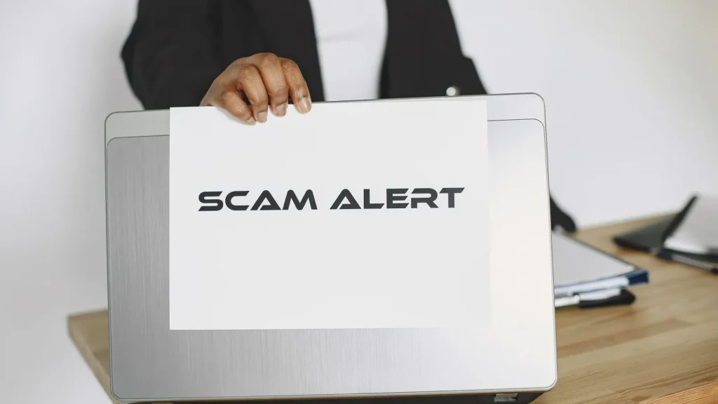 Alerta de fraude digital frente a un ordenador portátil, relacionada con phishing y falsas herramientas de IA.