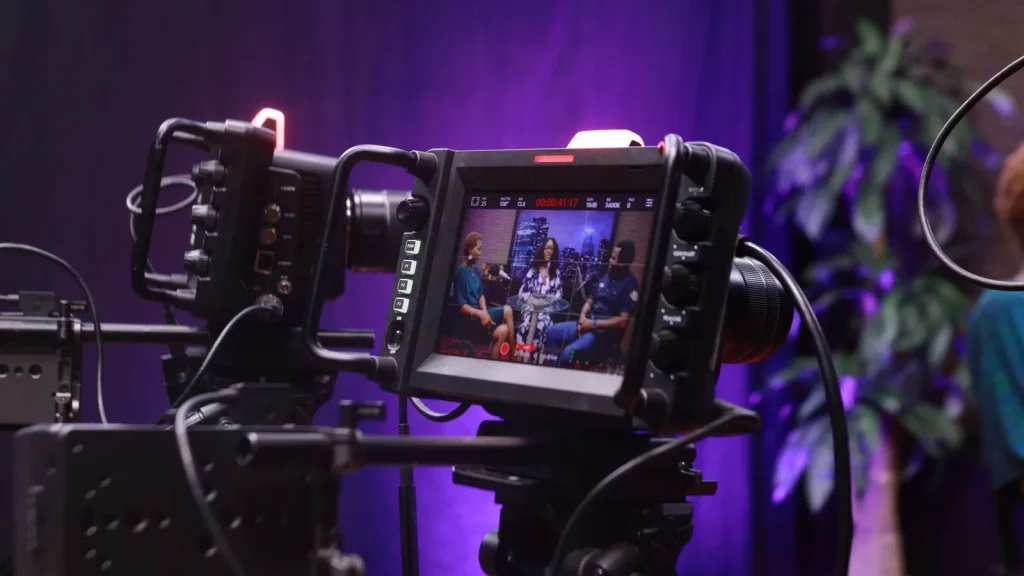 Equipo de producción audiovisual trabajando con una cámara profesional en un estudio.