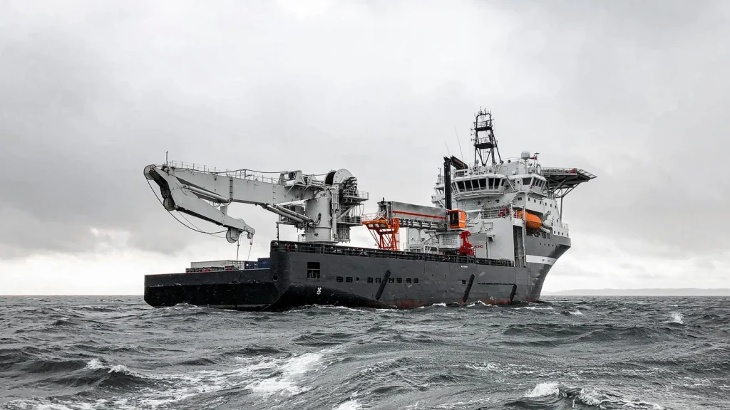 Buque industrial navegando en el mar, relacionado con ingeniería naval y operaciones marítimas autónomas.