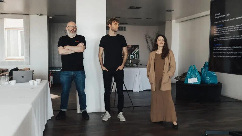 Profesionales fintech participando en una presentación empresarial y tecnológica.