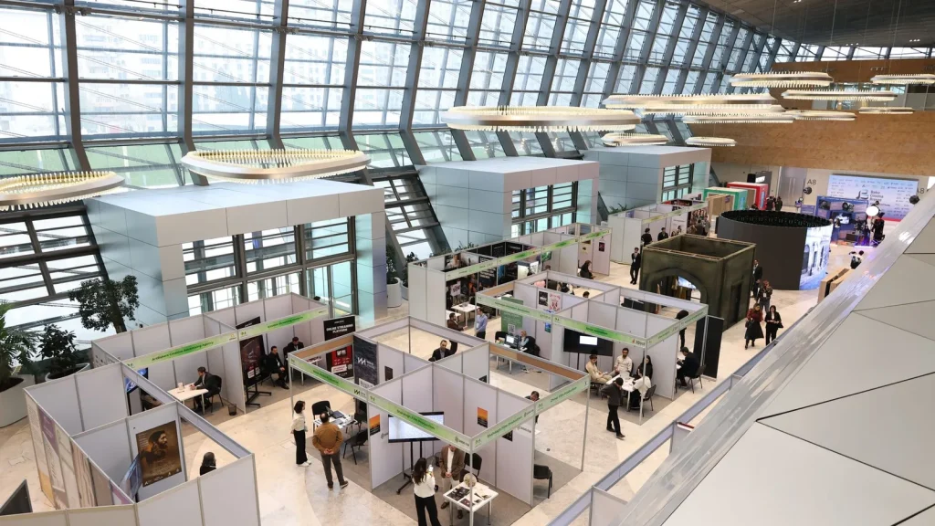 Profesionales y empresas participando en una feria internacional para abrir nuevos mercados.