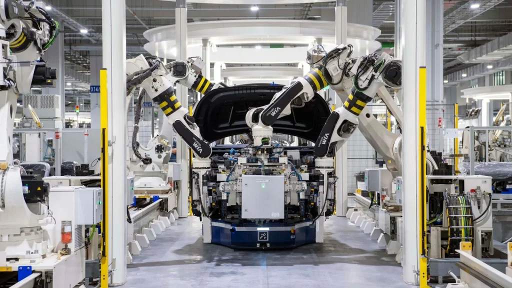 Robots industriales ensamblando vehículos en una planta de automoción moderna