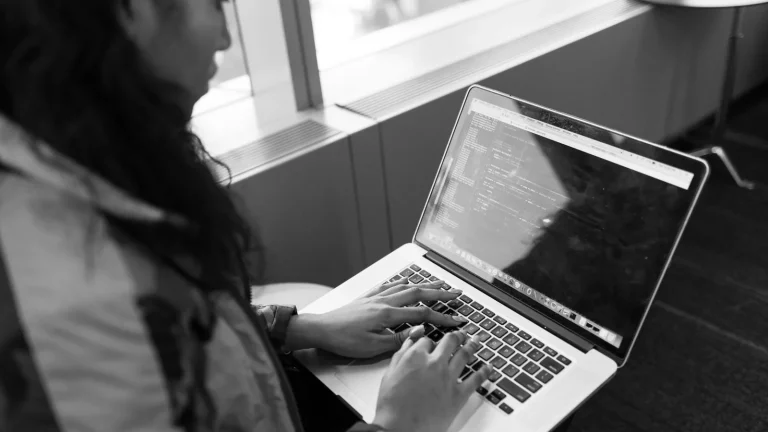 GitHub Copilot mejora su integración con Slack y Microsoft Teams para llevar conversaciones a código