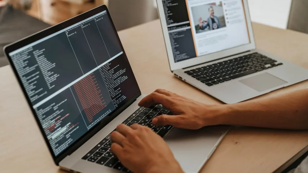 Equipo de tecnología gestionando repositorios y datos empresariales