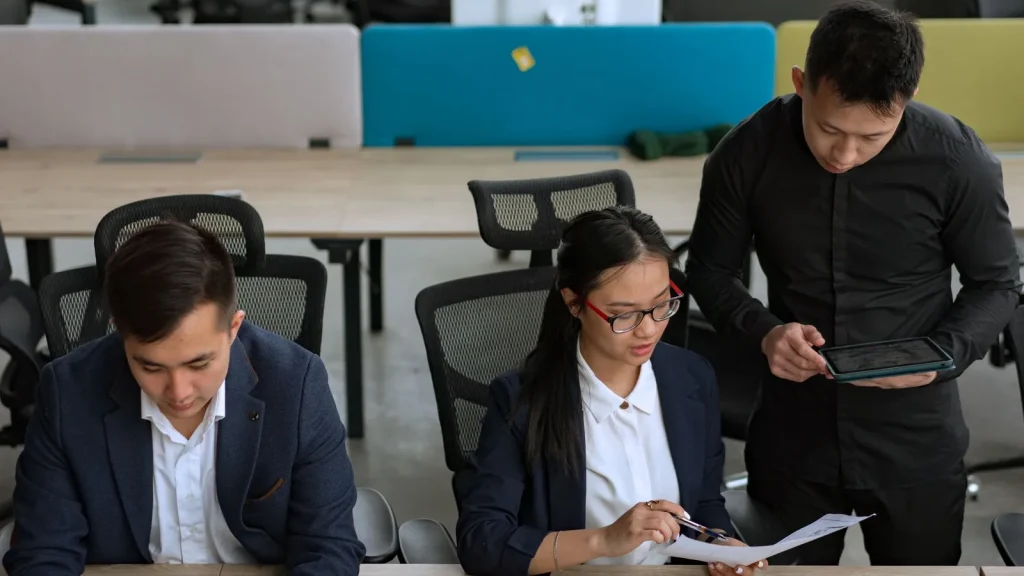 Equipo profesional organizando trabajo con herramientas digitales