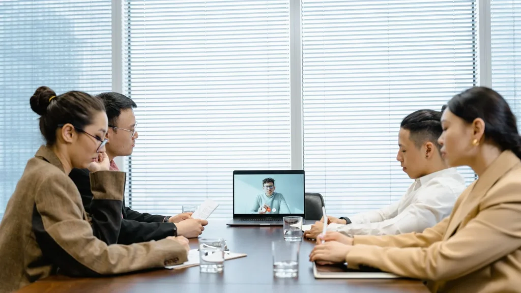 Equipo participando en una reunión empresarial por videollamada