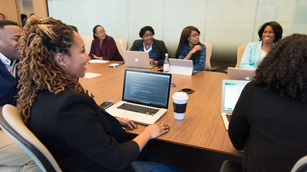 Equipo empresarial reunido con portátiles durante una videoconferencia