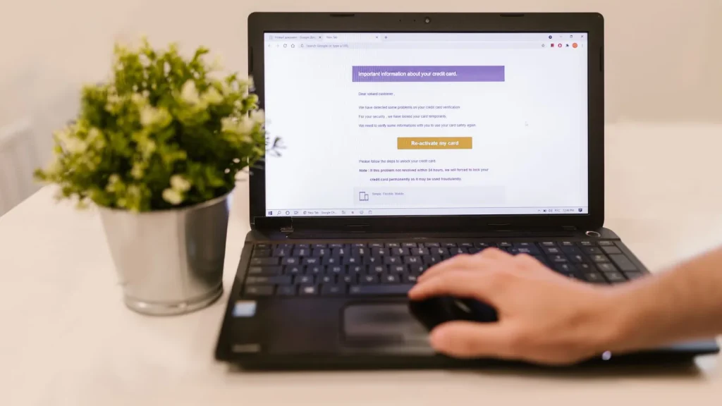 Profesional utilizando un portátil durante una migración de correo empresarial