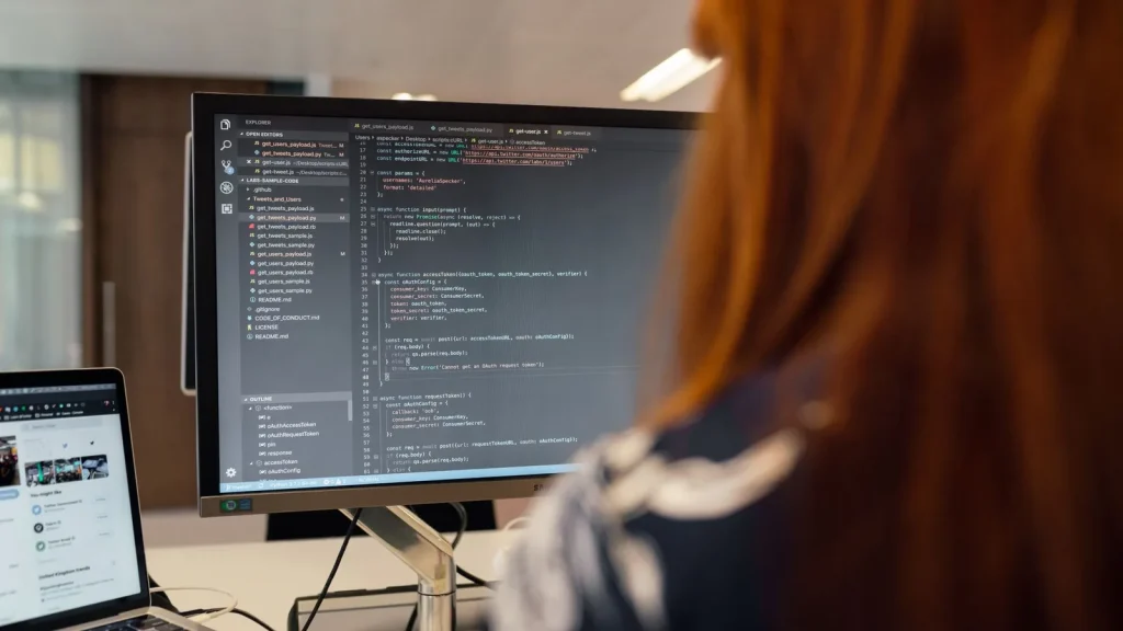 Desarrolladora de software revisando código y optimizaciones de caché en una aplicación de inteligencia artificial.