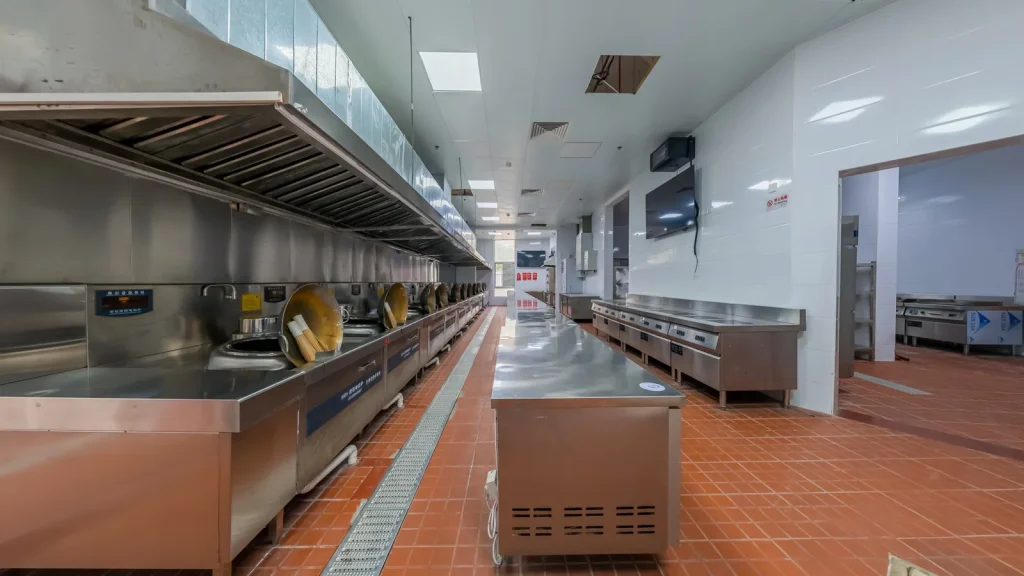 Cocina profesional con equipamiento industrial de hostelería