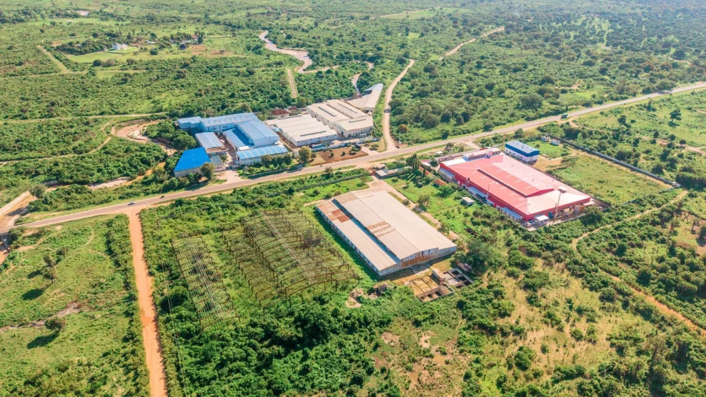 Vista aérea de un complejo industrial, relacionada con nuevas inversiones empresariales y ampliaciones de capacidad.