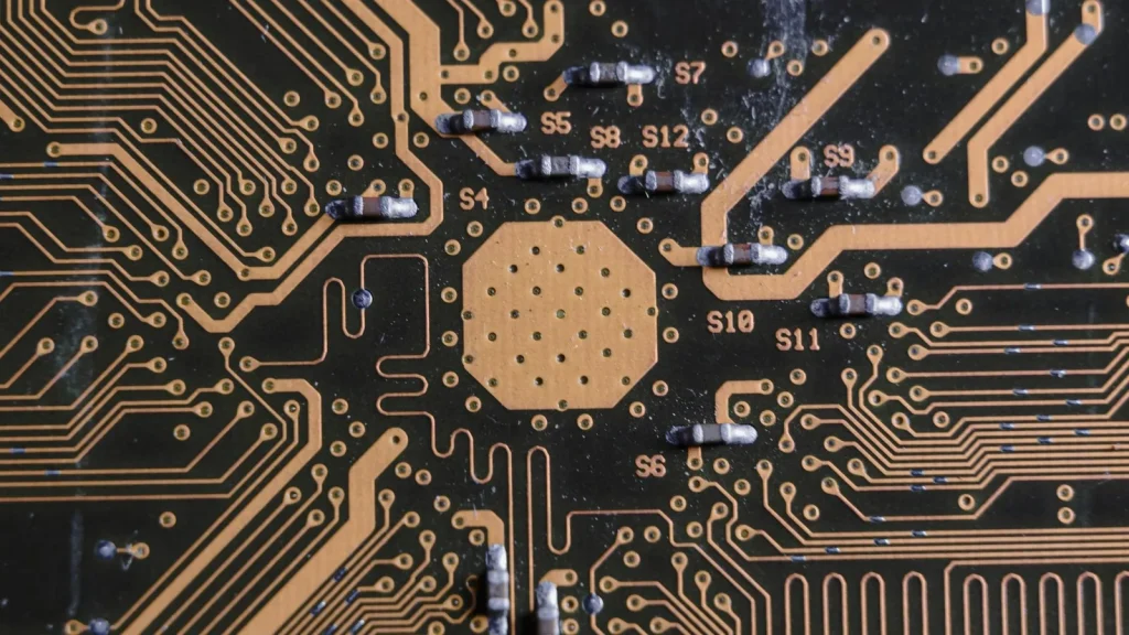 Primer plano de un microchip y circuitos electrónicos, representando el futuro centro de semiconductores de Málaga.