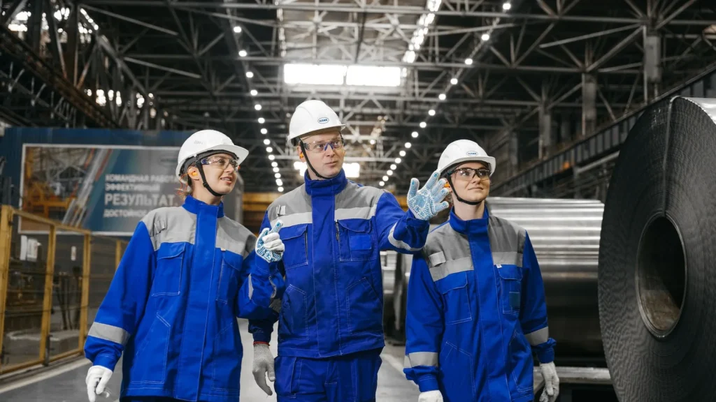 Planta industrial española con responsables revisando producción y pedidos.
