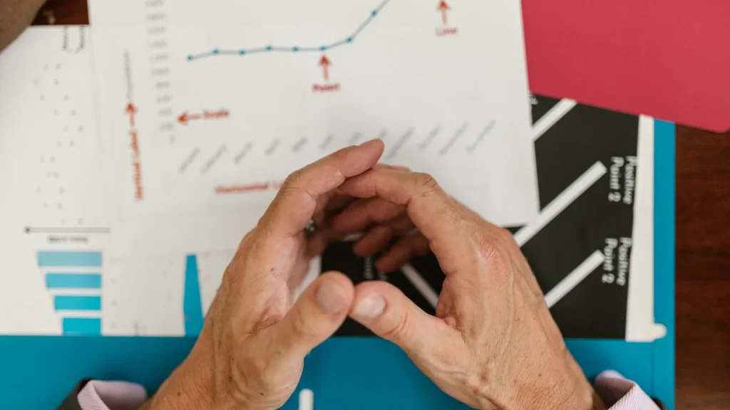 Profesionales analizando gráficos de crecimiento y actividad económica