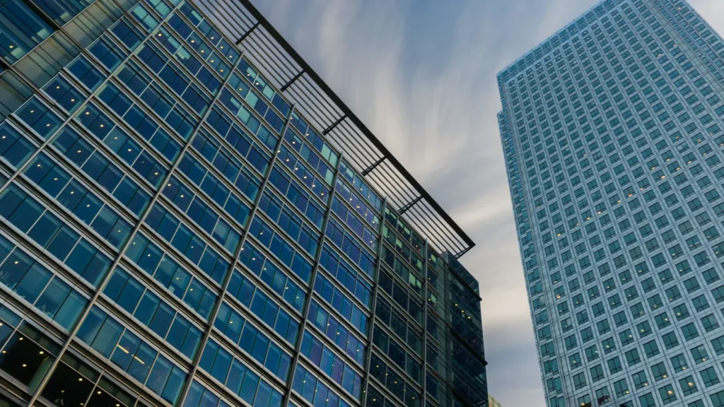 Edificios corporativos representando inversión internacional y actividad empresarial en España.
