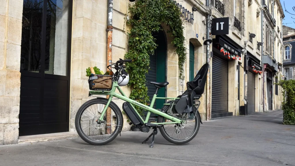Bicicleta de carga utilizada para transportar mercancías en un entorno urbano