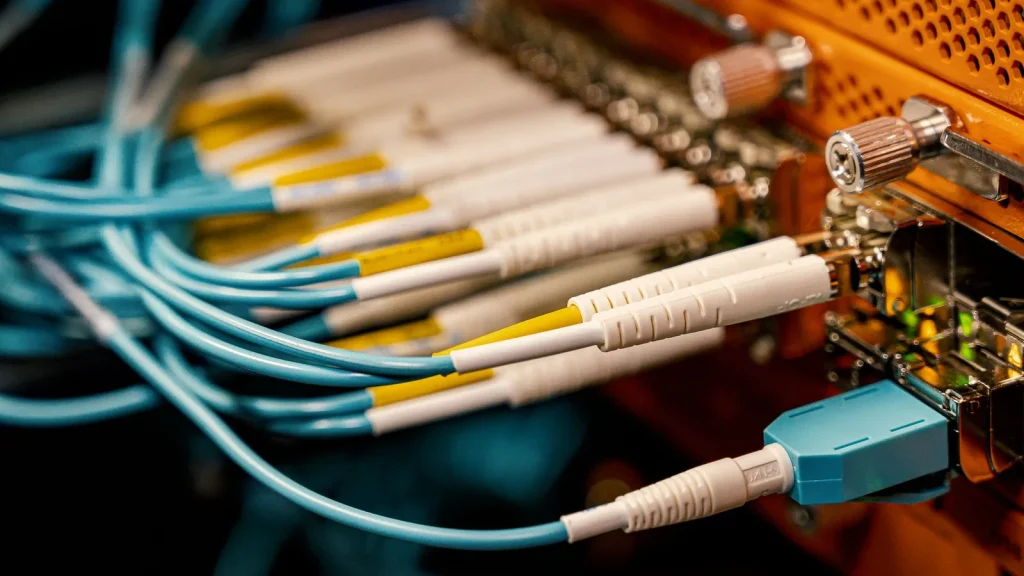 Módulo y cableado óptico de alta velocidad para redes de inteligencia artificial.