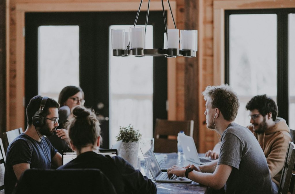 Equipo de una startup trabajando en su oficina tras certificarse como empresa emergente