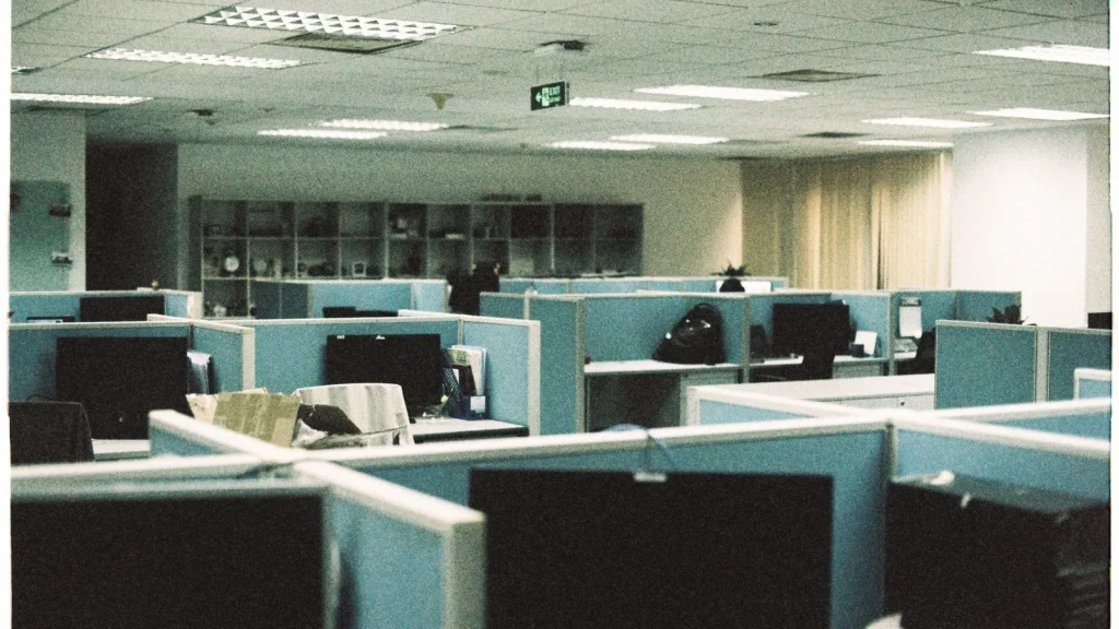 Puestos informáticos en una oficina preparados para flujos de trabajo y procesamiento de inteligencia artificial.