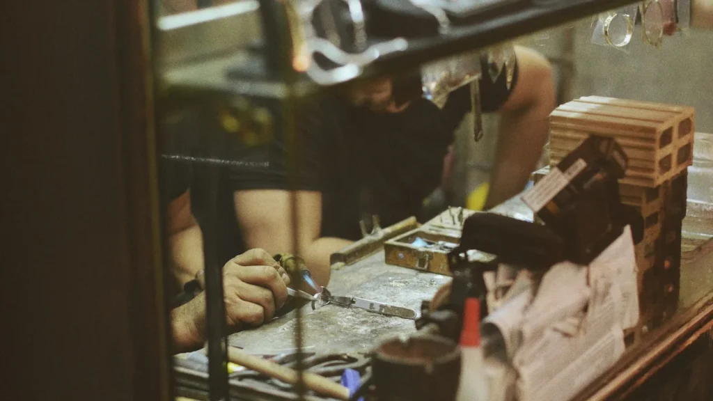 Profesional trabajando en un taller de joyería