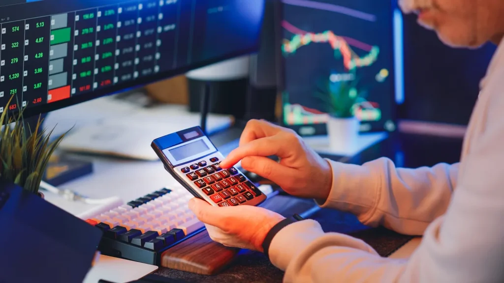 Empresaria calculando margen bruto y rentabilidad de productos.