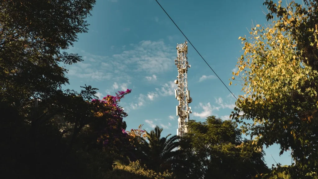 Torre de telecomunicaciones, relacionada con la prueba de 6 GHz y el futuro despliegue de 6G en España.