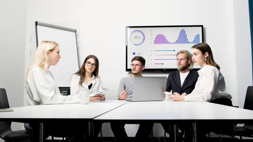 Equipo empresarial evaluando una plataforma de inteligencia artificial