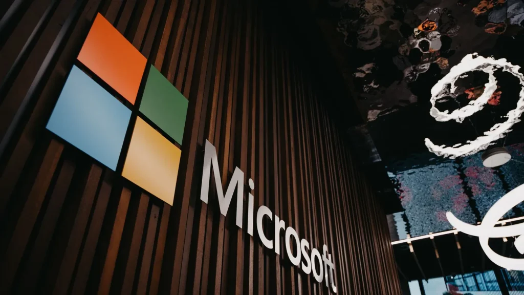 Profesional trabajando con un portátil en una oficina, relacionado con Microsoft 365 Copilot Business y su nueva facturación por uso.