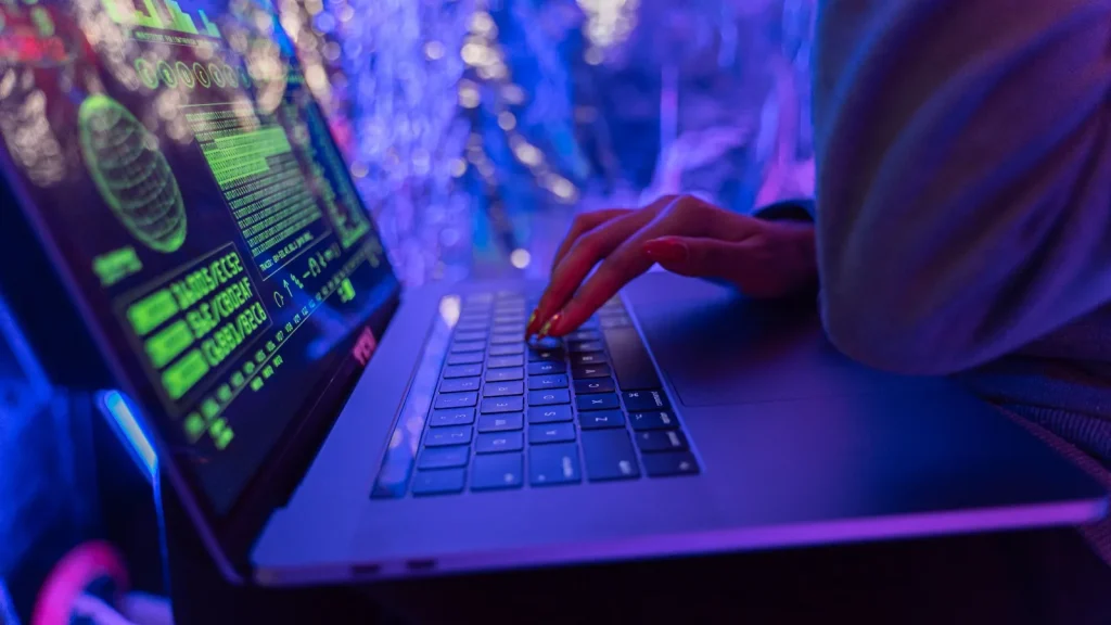 Profesional usando un portátil protegido frente a amenazas de phishing y ciberseguridad