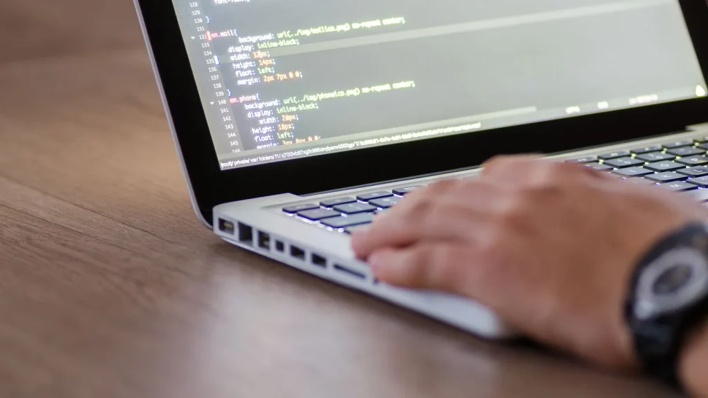 Desarrollador trabajando con contenedores Linux en Windows