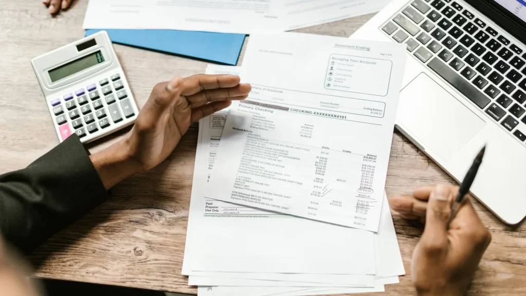Administradora de una pyme revisando el pago fraccionado del Impuesto sobre Sociedades.