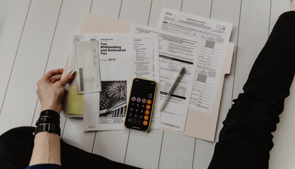 Persona revisando facturas y calculadora para presentar el modelo 303 de IVA