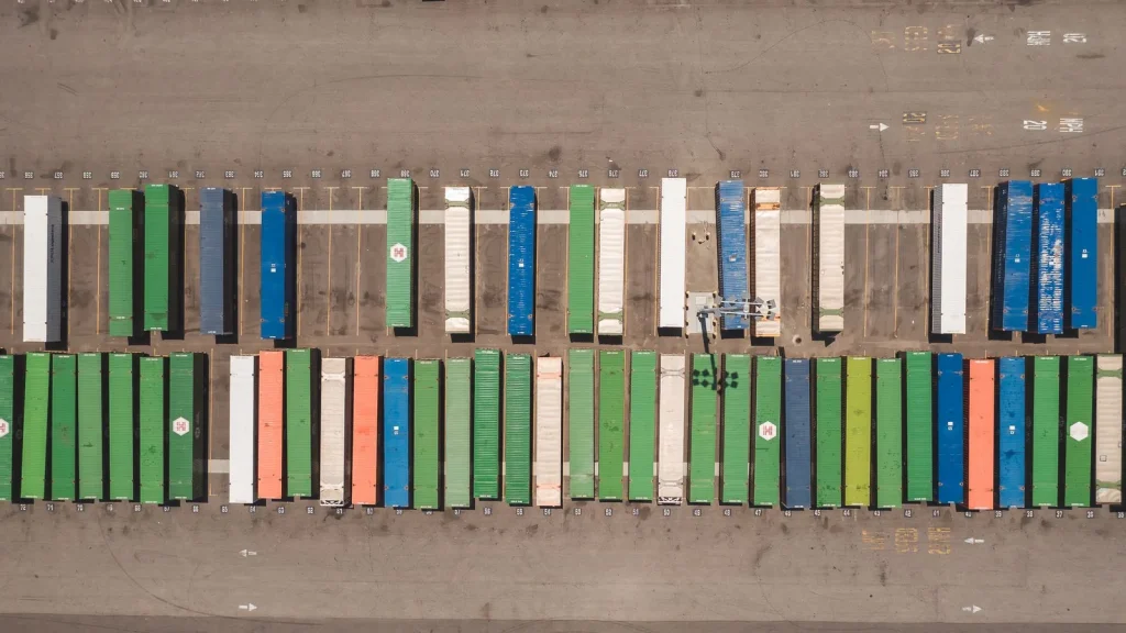 Contenedores de mercancías en un puerto, símbolo del comercio exterior y las nuevas aduanas de la UE.