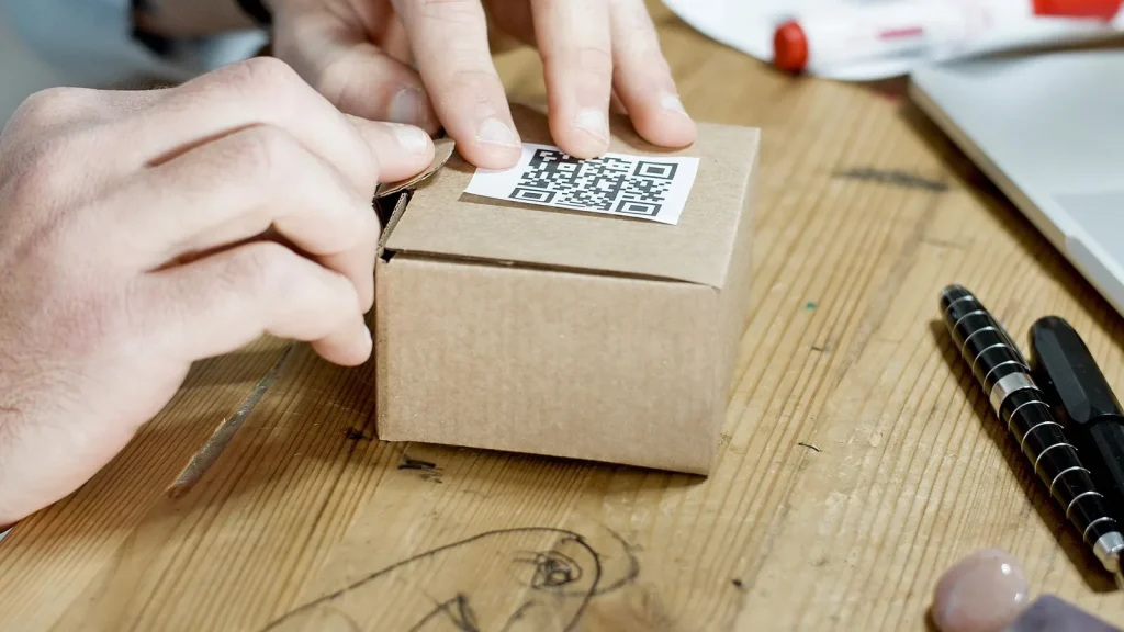 Código QR en un producto conectado a un pasaporte digital europeo.