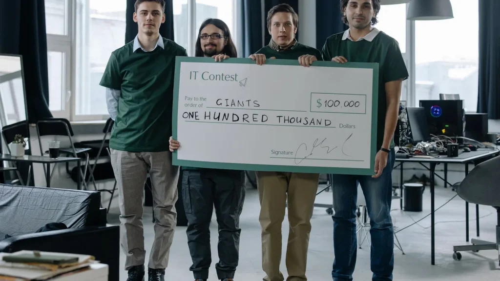 Startup tecnológica preparando una candidatura de innovación.