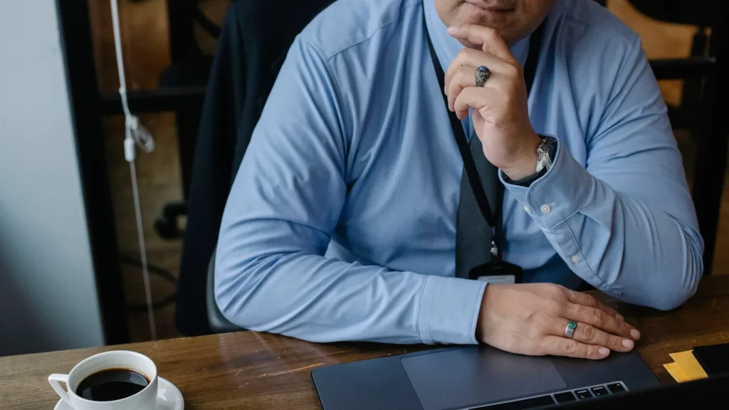 Empresa revisando documentación laboral y condiciones de ayudas públicas