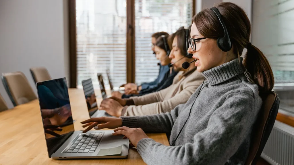 Equipo comercial trabajando con un CRM y pipeline de ventas.