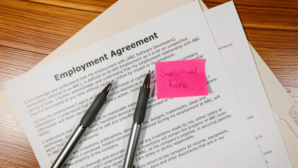 Contrato de trabajo y bolígrafos sobre una mesa, relacionado con las nuevas obligaciones laborales de octubre de 2026.
