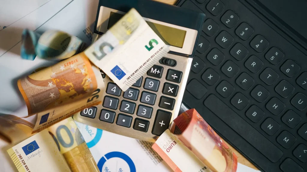 Documentación financiera con euros y calculadora para analizar el IVA empresarial
