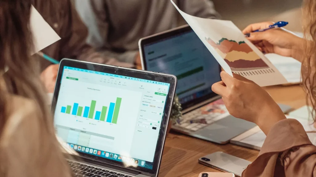 Equipo de una startup española trabajando con modelos de inteligencia artificial y datos.