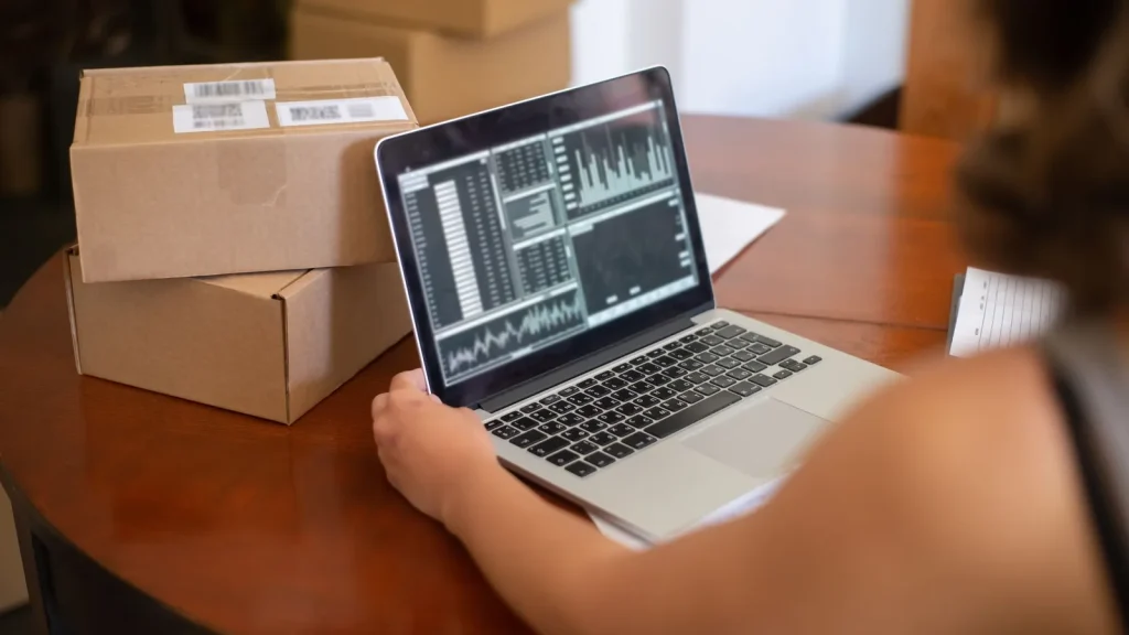 Propietario de un ecommerce analizando ventas y comportamiento de clientes