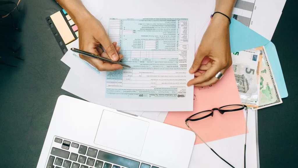 Profesional revisando documentación y numeración de facturas