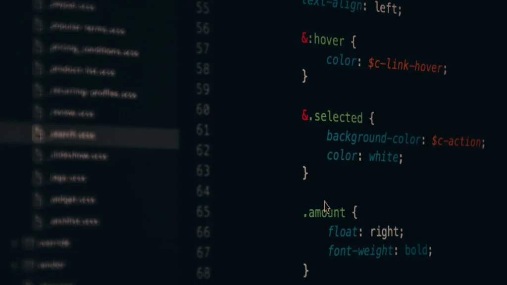 Desarrollador revisando código de una integración ecommerce antes de una actualización de API