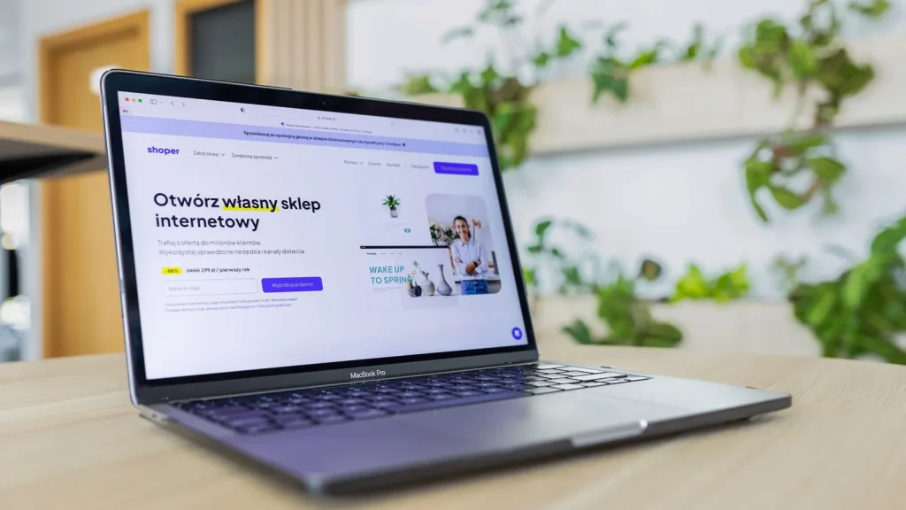 Desarrollador gestionando suscripciones y facturación de una aplicación ecommerce