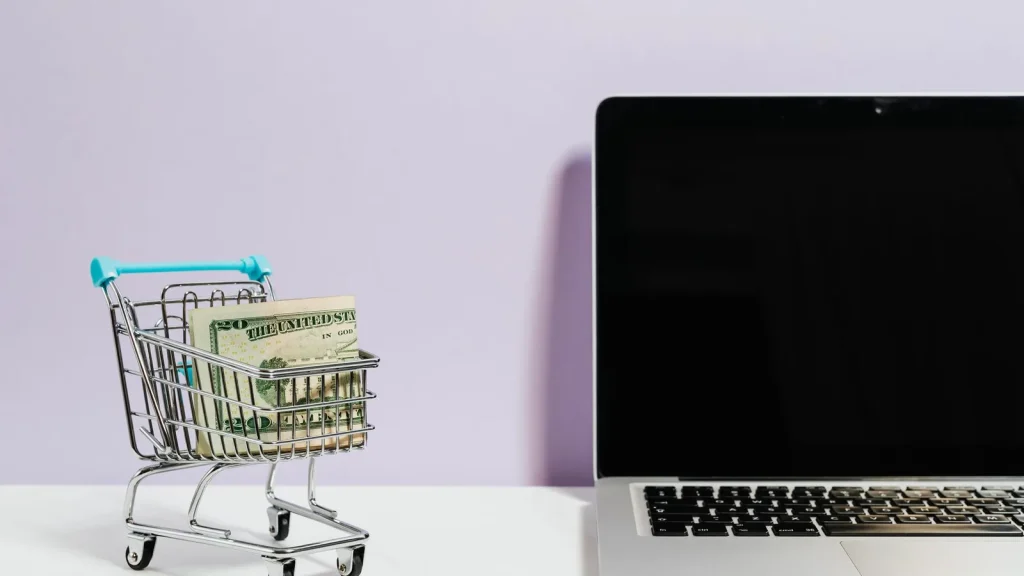 Ecommerce multimoneda con pagos y conciliación financiera en un portátil