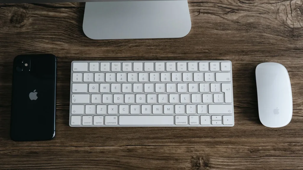 Dispositivos Apple en un entorno de trabajo profesional con funciones de inteligencia artificial.