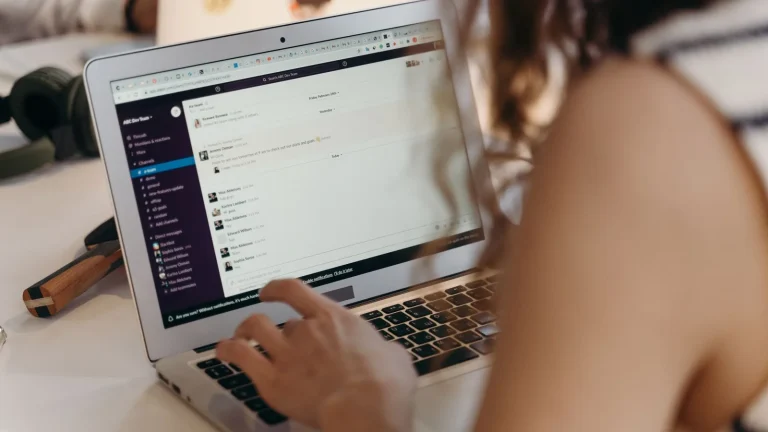 Slack se convierte en una interfaz de trabajo con IA: Slackbot entra en canales y se conecta con Salesforce